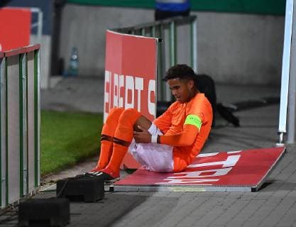 Sport Themen der Woche KW46 Sport Bilder des Tages 16.11.2018, xhbx, Fussball Testspiel U21 U 21 Deutschland - Niederlande emspor, v.l. Justin Kluivert (Niederlande U21) liegt auf der Werbebande (DFL DFB REGULATIONS PROHIBIT ANY USE OF PHOTOGRAPHS as IMAGE SEQUENCES and or QUASI-VIDEO) Offenbach am Main