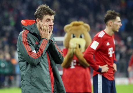 Sport Themen der Woche KW47 Sport Bilder des Tages Bayern - Düsseldorf 3:3 nach Spielende: Thomas Müller, Maskottchen und Leon Goretzka München Bayern Deutschland Allianzarena
