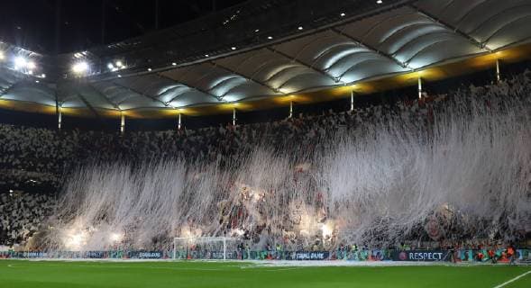 Sport Themen der Woche KW48 Sport Bilder des Tages Fußball, EL, Eintracht Frankfurt Fans sorgen mit Papierschlangen für beeindruckende Szenen 29.11.2018 GER, Frankfurt am Main, Commerzbankarena Europa League Eintracht Frankfurt (SGE) - Olympique Marseille geniale Choereografie der Fans Ultras in der Kurve DFL regulations prohibit any use of photographs as image sequences and or quasi-video