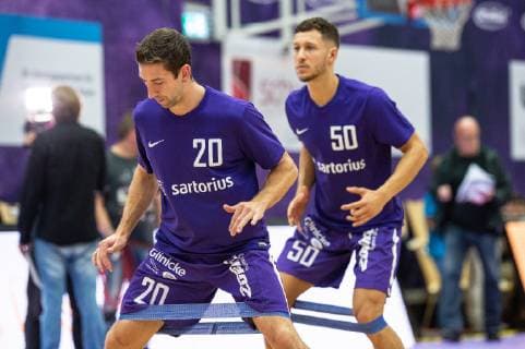 14.10.2018, Basketball-Bundesliga easyCredit-BBL, Saison 2018 19, 3. Spieltag, BG Göttingen - s.Oliver Würzburg: Göttingens Michael Stockton und Göttingens Joanic Grüttner Bacoul beim Aufwärmen. Foto: Swen Pförtner BG Göttingen - s.Oliver Würzburg