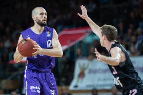 14.10.2018, Basketball-Bundesliga easyCredit-BBL, Saison 2018 19, 3. Spieltag, BG Göttingen - s.Oliver Würzburg: Göttingens Dennis Kramer (l) spielt gegen Würzburgs Skyler Bowlin. Foto: Swen Pförtner BG Göttingen - s.Oliver Würzburg