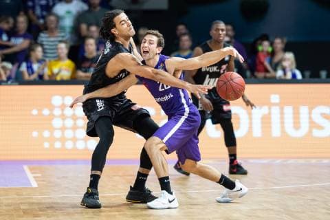 14.10.2018, Basketball-Bundesliga easyCredit-BBL, Saison 2018 19, 3. Spieltag, BG Göttingen - s.Oliver Würzburg: Göttingens Michael Stockton (r) spielt gegen Würzburgs Xavier Cooks. Foto: Swen Pförtner BG Göttingen - s.Oliver Würzburg