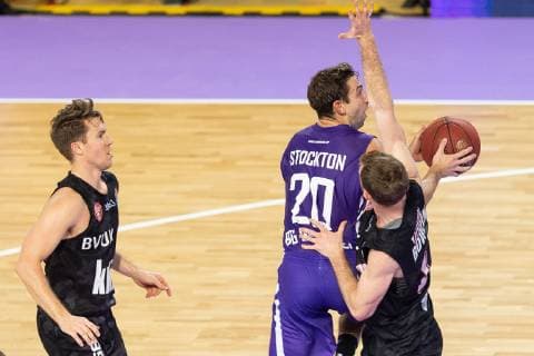 14.10.2018, Basketball-Bundesliga easyCredit-BBL, Saison 2018 19, 3. Spieltag, BG Göttingen - s.Oliver Würzburg: Göttingens Michael Stockton (M) geht zum Korb. Foto: Swen Pförtner BG Göttingen - s.Oliver Würzburg