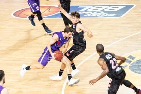 14.10.2018, Basketball-Bundesliga easyCredit-BBL, Saison 2018 19, 3. Spieltag, BG Göttingen - s.Oliver Würzburg: Göttingens Michael Stockton (l) spielt gegen Würzburgs Skyler Bowlin. Foto: Swen Pförtner BG Göttingen - s.Oliver Würzburg