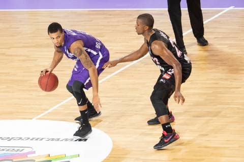 14.10.2018, Basketball-Bundesliga easyCredit-BBL, Saison 2018 19, 3. Spieltag, BG Göttingen - s.Oliver Würzburg: Göttingens Pendarvis Williams (l) spielt gegen Würzburgs Skyler Bowlin. Foto: Swen Pförtner BG Göttingen - s.Oliver Würzburg