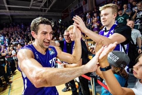 14.10.2018, Basketball-Bundesliga easyCredit-BBL, Saison 2018 19, 3. Spieltag, BG Göttingen - s.Oliver Würzburg: Göttingens Michael Stockton klatscht mit Fans ab. Foto: Swen Pförtner BG Göttingen - s.Oliver Würzburg