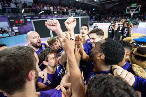 14.10.2018, Basketball-Bundesliga easyCredit-BBL, Saison 2018 19, 3. Spieltag, BG Göttingen - s.Oliver Würzburg: Göttingens Spieler stehen nach dem Spiel zusammen. Foto: Swen Pförtner BG Göttingen - s.Oliver Würzburg
