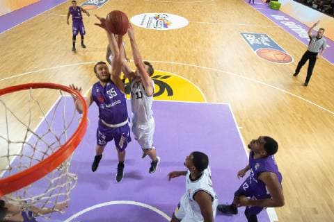 28.10.2018, Basketball-Bundesliga easyCredit-BBL, Saison 2018 19, 5. Spieltag, BG Göttingen - HAKRO Merlins Crailsheim: Göttingens Stephan Haukohl (l) spielt gegen Crailsheims Konrad Wysocki. Foto: Swen Pförtner