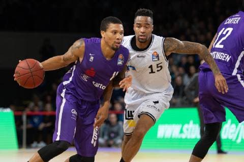 28.10.2018, Basketball-Bundesliga easyCredit-BBL, Saison 2018 19, 5. Spieltag, BG Göttingen - HAKRO Merlins Crailsheim: Göttingens Pendarvis Williams (l) spielt gegen Crailsheims Brion Rush. Foto: Swen Pförtner BG Göttingen - HAKRO Merlins Crailsheim