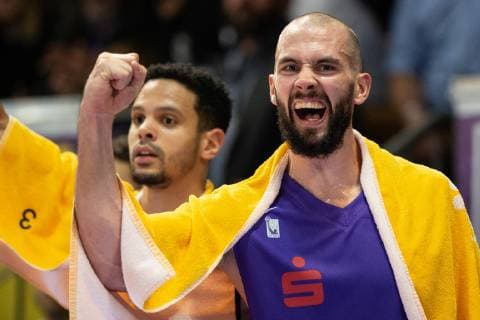 28.10.2018, Basketball-Bundesliga easyCredit-BBL, Saison 2018 19, 5. Spieltag, BG Göttingen - HAKRO Merlins Crailsheim: Göttingens Dennis Kramer (r) und Göttingens Dominic Lockhart gestikulieren. Foto: Swen Pförtner BG Göttingen - HAKRO Merlins Crailsheim