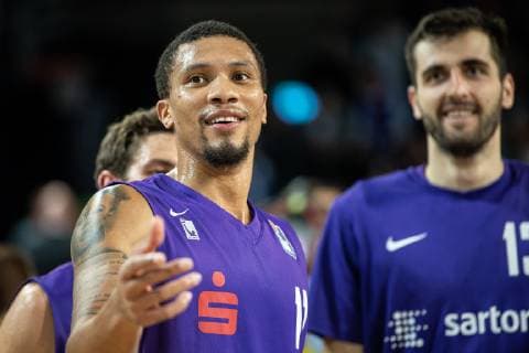 28.10.2018, Basketball-Bundesliga easyCredit-BBL, Saison 2018 19, 5. Spieltag, BG Göttingen - HAKRO Merlins Crailsheim: Göttingens Pendarvis Williams (r) und Göttingens Mihajlo Andric stehen nach dem Spiel auf dem Feld. Foto: Swen Pförtner BG Göttingen - HAKRO Merlins Crailsheim