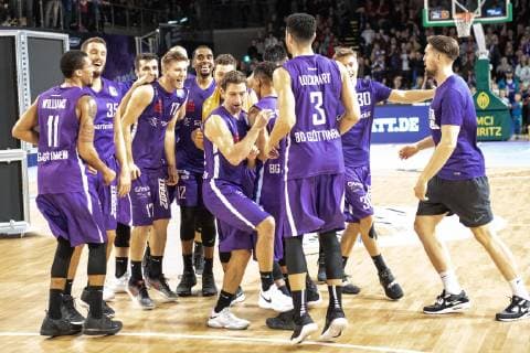 28.10.2018, Basketball-Bundesliga easyCredit-BBL, Saison 2018 19, 5. Spieltag, BG Göttingen - HAKRO Merlins Crailsheim: Göttingens Spieler tanzen die Humba nach dem Spiel. Foto: Swen Pförtner BG Göttingen - HAKRO Merlins Crailsheim