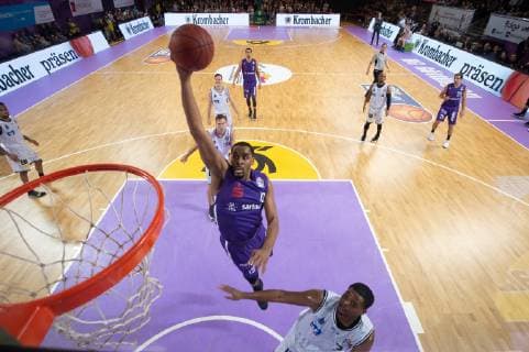28.10.2018, Basketball-Bundesliga easyCredit-BBL, Saison 2018 19, 5. Spieltag, BG Göttingen - HAKRO Merlins Crailsheim: Göttingens Darius Carter wirft auf den Korb. Foto: Swen Pförtner BG Göttingen - HAKRO Merlins Crailsheim