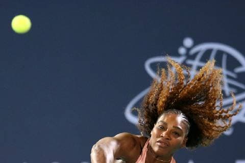 Sport Bilder des Tages (181228) -- ABU DHABI, Dec. 28, 2018 (Xinhua) -- Serena Williams of the United States returns the ball to her sister Venus Williams during the 2018 Mubadala World Tennis Championship match in Abu Dhabi, the United Arab Emirates (UAE), on Dec. 27, 2018. Serena Williams lost 1-2. (Xinhua Mahmoud Khaled) (SP)UAE-ABU DHABI-TENNIS-MUBADALA WORLD TENNIS CHAMPIONSHIP 