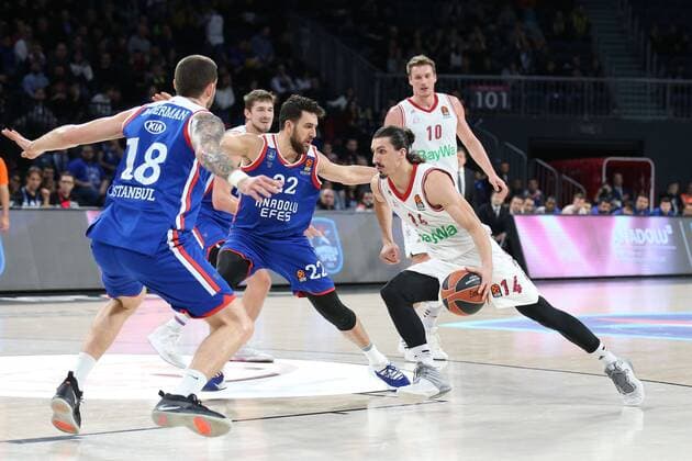 Sport Themen der Woche KW01 Sport Bilder des Tages l-r: im Zweikampf, Aktion, mit Adrien Moerman 18 (Anadolu Efes Istanbul), Vasilije Micic 22 (Anadolu Efes Istanbul) und Nihad Djedovic 14 (FC Bayern Basketball), Anadolu Efes Istanbul vs. FC Bayern Basketball, Basketball, Euroleague, 03.01.2019 Istanbul Tuerkei Tuerkei