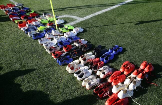 Sport Themen der Woche KW01 Sport Bilder des Tages La Manga , Trainingslager VfB Stuttgart , Die Schuhe der Spieler stehen bereit