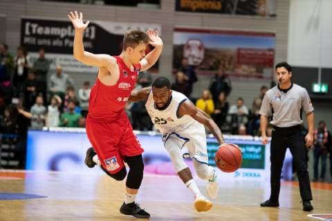 easycredit Basketball Bundesliga Spieltag 15 am 5.1.2019 Saison 2018 2019 Science City Jena vs Giessen 46ers Dru Joyce (Jena) am Ball gegen Bjarne Kraushaar (Giessen) Sparkassen Arena Jena