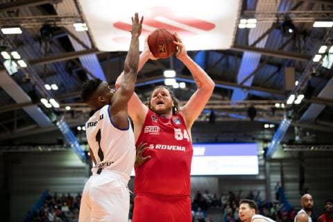 easycredit Basketball Bundesliga Spieltag 15 am 5.1.2019 Saison 2018 2019 Science City Jena vs Giessen 46ers John Bryant (Giessen) beim Wurf gegen Ikenna Ike Iroegbu (Jena) Sparkassen Arena Jena