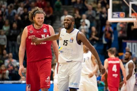 easycredit Basketball Bundesliga Spieltag 15 am 5.1.2019 Saison 2018 2019 Science City Jena vs Giessen 46ers Hartes Duell auf dem Feld und trotzdem mit einem Lächeln v.li. John Bryant (Giessen) und Derrick Allen (Jena) Sparkassen Arena Jena