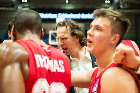 easycredit Basketball Bundesliga Spieltag 15 am 5.1.2019 Saison 2018 2019 Science City Jena vs Giessen 46ers Mitte: Trainer Ingo Freyer (Giessen) energisch mit der Mannschaft, schreit. Sparkassen Arena Jena