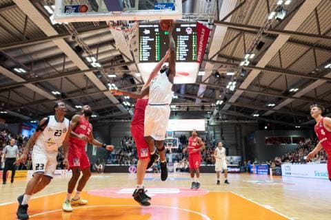 easycredit Basketball Bundesliga Spieltag 15 am 5.1.2019 Saison 2018 2019 Science City Jena vs Giessen 46ers Mitte: Derrick Allen (Jena) beim Korbleger Sparkassen Arena Jena
