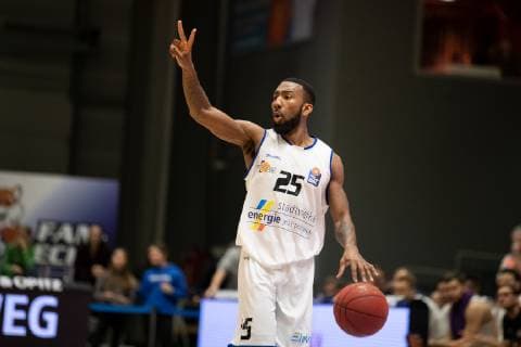 easycredit Basketball Bundesliga Spieltag 15 am 5.1.2019 Saison 2018 2019 Science City Jena vs Giessen 46ers Dru Joyce (Jena) zeigt einen Spielzug an. Sparkassen Arena Jena