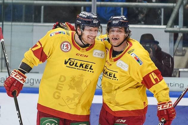 Sport Themen der Woche KW01 Sport Bilder des Tages Leon Niederberger (Duesseldorfer EG 17) feiert den Torschuewtzen Jaedon Descheneau (Duesseldorfer EG 14), Augsburger Panther - Duesseldorfer EG, Eishockey, Deutsche Eishockey Liga 06.01.2019 Augsburg Bayern Deutschland
