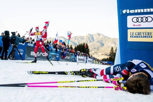 Sport Themen der Woche KW01 Sport Bilder des Tages Langlauf, Johannes Hösflot Kläbo gewinnt Tour de Ski 190106 Sergey Ustiugov of Russia cross the finnish line while Johannes Hosflot Klaebo of Norway lies down during men s finale climb on January 6, 2019 in Val di Fiemme. Photo: Fredrik Varfjell BILDBYRAN kod FV 150204 Copyright: FREDRIKxVARFJELL BB190106FV044