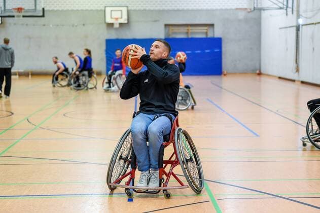 Sport Themen der Woche KW02 Sport Bilder des Tages Uebergabe der Wurfmaschine durch Lukas Podolski an den RBC Koeln99ers, 09.01.2019 Lukas Podolski, Uebergabe der Wurfmaschine durch Lukas Podolski an den RBC Koeln99ers am 09.01.2019 im Sporthalle Bergischer Ring, Koeln (Nordrhein-Westfalen)