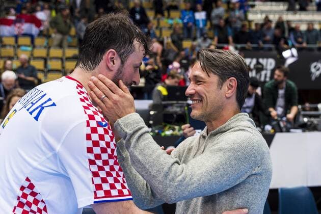Sport Themen der Woche KW02 Sport Bilder des Tages Muenchen, Deutschland 11. Januar 2019: WM 2019 Männer - Gruppe B - Island vs. Kroatien v.li. Domagoj Duvnjak (Kroatien THW Kiel), Niko Kovac (Bayern München) Muenchen Olympiahalle Bayern Deutschland