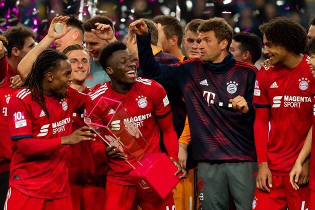 Sport Themen der Woche KW02 Sport Bilder des Tages Duesseldorf, Germany 13.01.2019, Telekom Cup 2019, FC Bayern Muenchen Sieger des Telekom Cup 2019, Alphonso Davies (FCB) mit dem Pokal ( DeFodi001