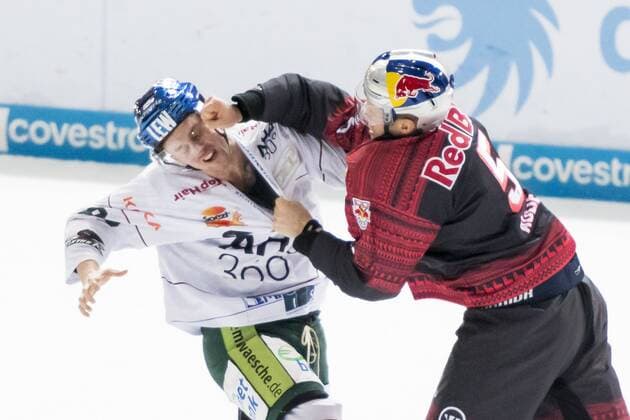 Sport Themen der Woche KW03 Sport Bilder des Tages GER, DEL, EHC Red Bull Muenchen vs. Augsburger Panther 18.01.2019, Eisstadion Oberwiesenfeld, Muenchen, GER, DEL, EHC Red Bull Muenchen vs. Augsburger Panther, im Bild schlaegerei zwischen Keith Aulie (EHC München 5) und Hans Detsch (Augsburg 89)