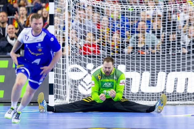 Sport Themen der Woche KW03 Sport Bilder des Tages Torhueter Andreas Wolff (Nr. 33, Deutschland) freut sich nach einer Parade gegen Arnor Thor Gunnarsson (Nr. 17, Island). Deutschland vs. Island, Hauptrunde, Handball, IHF Handball Weltmeisterschaft, 19.01.19 Koeln Nordrhein-Westfalen Germany Lanxess-Arena Copyright: xAgentur54Gradx xFelixxKoenigx