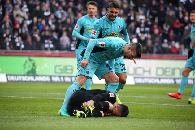 Sport Themen der Woche KW03 Sport Bilder des Tages Jerome Gondorf (SC Freiburg) und Vincenzo Grifo (SC Freiburg) schreien den am Boden liegenden Filip Kostic (Frankfurt) an, weil sie ein Schauspiel vermuten beim Spiel Eintracht Frankfurt vs. SC Freiburg in der 1. Fussball Bundesliga am 19.01.2019. DFL REGULATIONS PROHIBIT ANY USE OF PHOTOGRAPHS AS IMAGE SEQUENCES AND OR QUASI-VIDEO Eintracht Frankfurt vs. SC Freiburg, Fussball, 1. Bundesliga, 19.01.2019 Frankfurt Copyright: xEIBNER MichaelxBermelx EP_MBL