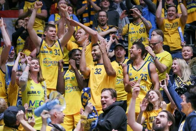 Sport Themen der Woche KW03 Sport Bilder des Tages Berliner Spieler gehen zum begeisterten Publikum auf die Tribuene. In der Bildmitte feiern von links: Rokas Giedraitis (Alba Berlin, 31), Landry Nnoko (Alba Berlin, 35), Johannes Thiemann (Alba Berlin, 32), Kenneth Ogbe (Alba Berlin, 25) Fraport Skyliners - ALBA Berlin, BBL-Pokal-Halbfinale Frankfurt-Unterliederbach