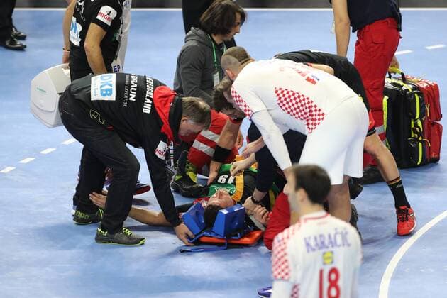 Sport Themen der Woche KW04 Sport Bilder des Tages Handball WM Hauptrunde in Köln, Lanxess Arena Deutschland vs. Kroatien Verletzung Martin Strobel (Deutschland) 21.01.19