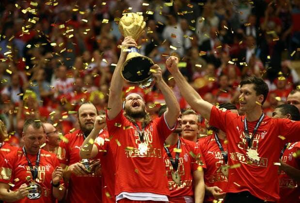 Sport Themen der Woche KW04 Sport Bilder des Tages Mikkel Hansen, re. Torwart Niklas Landin mit WM Pokal Weltmeister Sieger Gewinner Handball Weltmeisterschaft WM Herren Finale Saison 2018 2019 27.01.2019 Norwegen NOR vs. Dänemark DEN