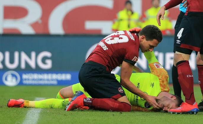 Sport Themen der Woche KW05 Sport Bilder des Tages 02.02.2019, 1.BL, 1.FC Nuernberg vs Werder Bremen, Max-Morlock-Stadion, Nuernberg Fussball, im Bild: Schreckmoment ,Christian Mathenia ( 1.FC Nuernberg ) liegt am Boden KO nach einen Zusammenstoss mit Theodor Gebre Selassie (Bremen), Georg Margreitter ( 1.FC Nuernberg ) zieht die Zunge raus DFL REGULATIONS PROHIBIT ANY USE OF PHOTOGRAPHS AS IMAGE SEQUENCES AND OR QUASI VIDEO.