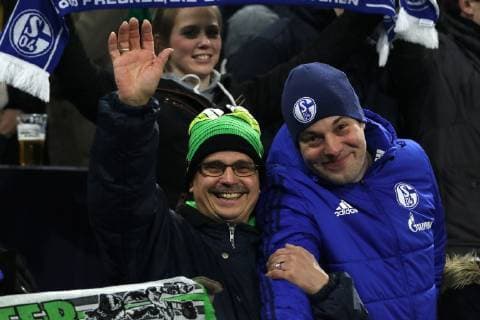Fan von Borussia Mönchengladbach und ein Fan vom FC Schalke 04 beim BL-Spiel (Saison 2018 19) FC Schalke 04 - Borussia Mönchengladbach. Copyright: Thomas Pakusch