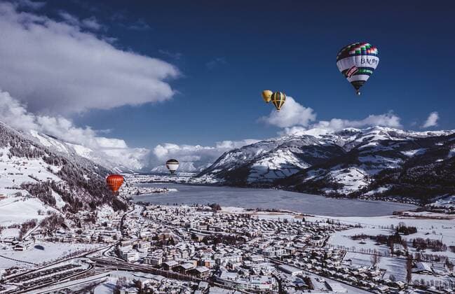 Sport Themen der Woche KW06 Sport Bilder des Tages 04.02.2019, Zell am See - Kaprun, AUT, BalloonAlps, im Bild Heissluftballone fahren ueber Zell am See Hot-air balloons are seeing above Zell am See during the International Balloonalps Alps Crossing Event, Zell am See Kaprun, Austria on 2019 02 04. Zell am See