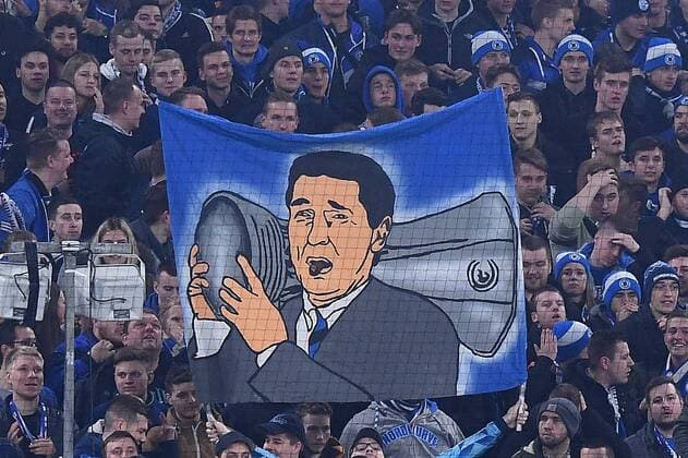 Sport Themen der Woche KW06 Fußball DFB-Pokal Achtelfinale FC Schalke 04 - Fortuna Düsseldorf am 06.02.2019 in der Veltins Arena in Gelsenkirchen Transparent Plakat mit dem Konterfei des verstorbenen Rudi Assauer DFB regulations prohibit any use of photographs as image sequences and or quasi-video.