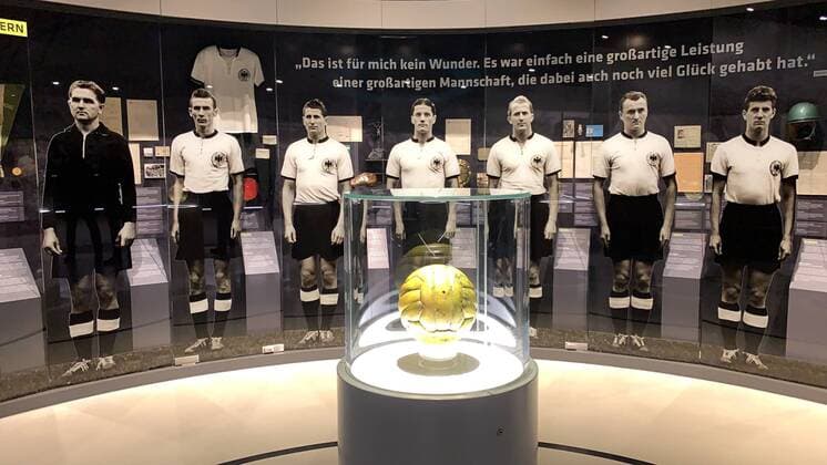 Sport Themen der Woche KW06 Sport Bilder des Tages Weltmeisterelf von 1954 mit dem original Spielball des Finales Wunder von Bern in der Ausstellung des Deutschen Fußballmuseum in Dortmund - 08.02.2019: Deutsches Fußballmuseum in Dortmund DISCLAIMER: DFL regulations prohibit any use of photographs as image sequences and or quasi-video.