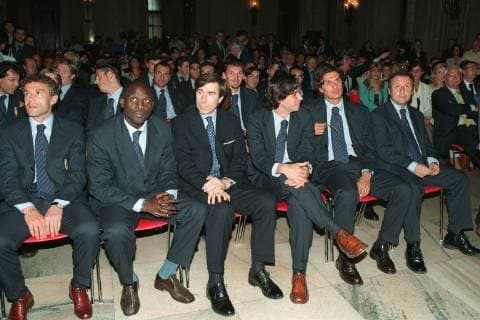 PALAZZO MARINO: SQUADRA, ROBERTO DONADONI, GEORGE WEAH, ARIEDO BRAIDA, DEMETRIO ALBERTINI, PAOLO MALDINI, ALBERTO ZACCHERONI STAGIONE 1998-99 MILAN PREMIAZIONE SCUDETTO A PALAZZO MARINO