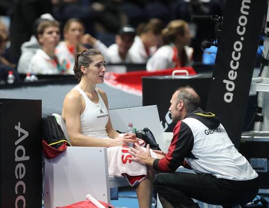 Sport Themen der Woche KW06 Sport Bilder des Tages Andrea Petkovic (GER) weint, rechts Teamkapitaen Jens Gerlach (GER)