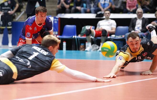 Sport Themen der Woche KW07 Sport Bilder des Tages Deutschland - Frankfurt - 14.02.2019 Volleyball - Hessen - 2019 CEV Volleyball Champions League - Herren Saison 2018 2019 United Volleys Frankfurt (schwarz) - VK Zenit-Kasan (ws) v.l. Maksim Buculjevic (United Volleys - Nr. 1), Moritz Karlitzek (United Volleys - Nr. 13) im Hintergrund Julian Zenger (United Volleys - Nr. 10) United Volleys Frankfurt - VK Zenit-Kasan