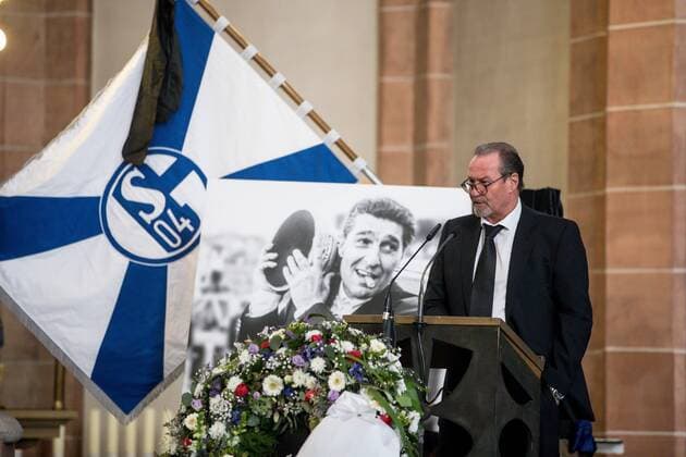 Sport Themen der Woche KW07 15.02.2019, Fussball, Saison 2018 2019, Trauerfeier für den verstorbenen Ex-Manager Rudi Assauer (FC Schalke 04) in der Veltins Arena & im Dom in Gelsenkirchen-Buer Huub Stevens (FC Schalke 04) Gelsenkirchen NRW Deutschland