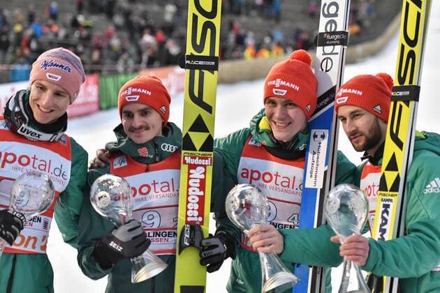 Sport Themen der Woche KW07 Sport Bilder des Tages GER, FIS Skisprung Weltcup Willingen 2019 15.02.2019, Stadion an der Muehlenkopfschanze, Willingen, GER, FIS Skisprung Weltcup Willingen 2019, im Bild bei der Siegerehrung das Taem von Deutschland: Karl Geiger, Richard Freitag, Stephan Leyhe, Markus Eisenbichler erreichten den 2. Platz in der Mannschaftswertung