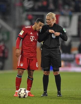 Sport Themen der Woche KW07 15.02.2019, Fussball 1. Bundesliga 2018 2019, 22. Spieltag, FC Augsburg - FC Bayern München, in der WWK-Arena Augsburg. Schiedsrichterin Bibiana Steinhaus bei Thiago (li, FC Bayern München).