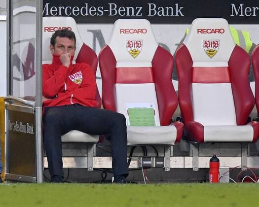 Sport Themen der Woche KW07 Sport Bilder des Tages 16.02.2019, Fussball 1. Bundesliga 2018 2019, 22. Spieltag, VfB Stuttgart - RB Leipzig, im Daimler-Stadion Stuttgart. Trainer Markus Weinzierl (li, Stuttgart) frustriert zusammengesunken auf seiner Bank.