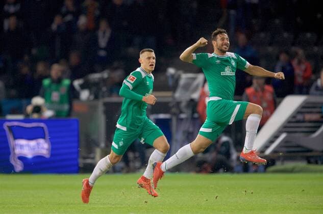Sport Themen der Woche KW07 Sport Bilder des Tages Fussball DFL 1.Bundesliga Berlin 16.02.2019 Olympiastadion Berlin Saison 2018 2019 Hertha BSC geg SV Werder Bremen 1 : 1 MINUTE 90 + 6 Freistoss Werder Bremen TOR zum 1 : 1 Ausgleich Torschuetze Claudio PIZARRO 4 Werder Jubel Torjubel mit Maximilian EGGESTEIN 35 Werder Foto Eberhard Thonfeld camera 4 Gemaeß den Vorgaben der DFL ist es untersagt, in dem Stadion und oder vom Spiel angefertigte Fotoaufnahmen in Form von Sequenzbildern in oder videoaehnlichen Fotostrecken zu verwerten bzw verwerten zu lassen *DFL regulations prohibit any use of photographs as image sequences and or quasi-video